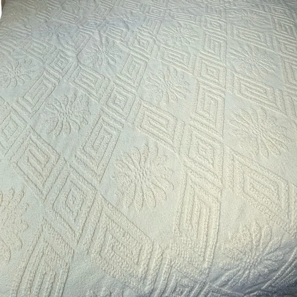 VTG‎ Cotton Matelasse Coverlet Sunburst Flower Fringe Butter Yellow Blanket